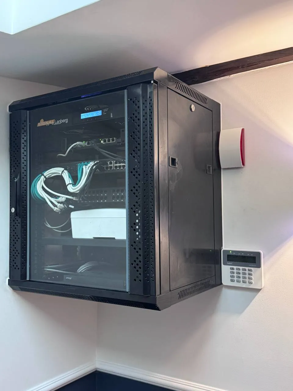 Współpraca B2B Sigmatom – apartamenty, szafa RACK, monitoring, alarm, kontrola dostępu i ppoż.